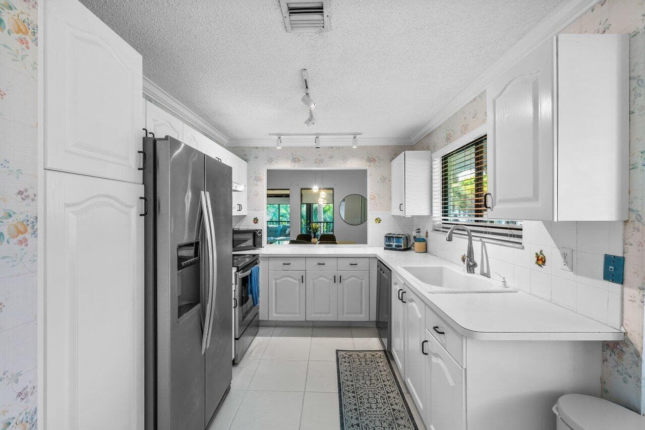 50 Pelican Pointe 205