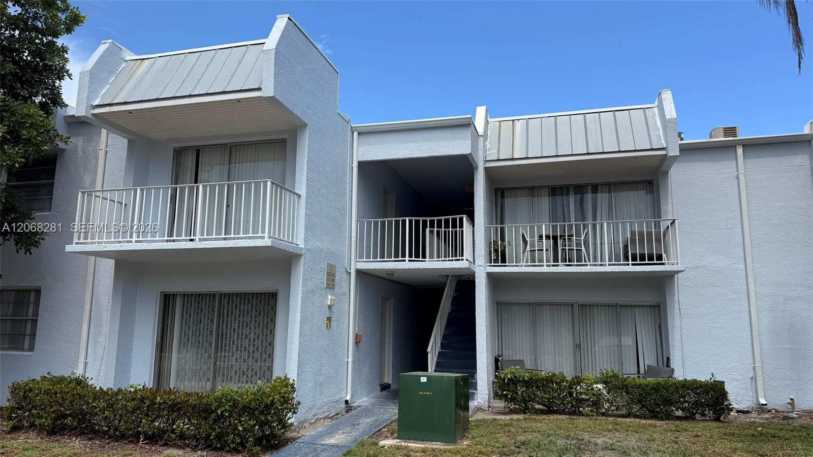 CLEAR LAKE PALMS CONDO · #203 in West Palm Beach - Photo 2