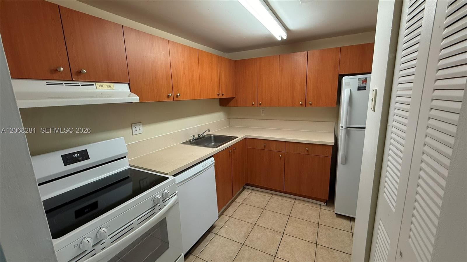 CLEAR LAKE PALMS CONDO · #203 in West Palm Beach - Photo 9