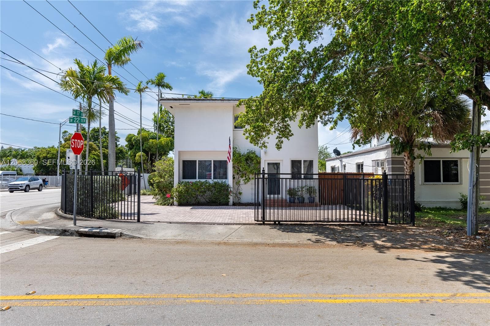 2250 SW 17th Ave photo 2