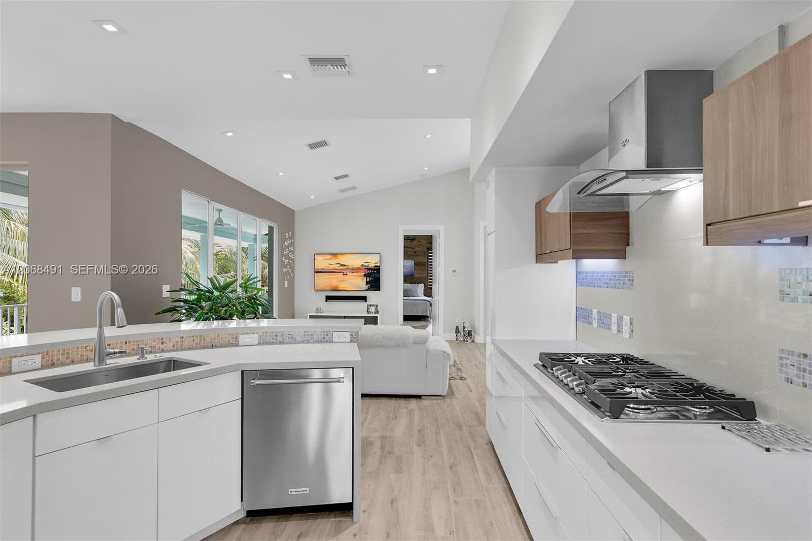 122 S Bahama Dr photo 10