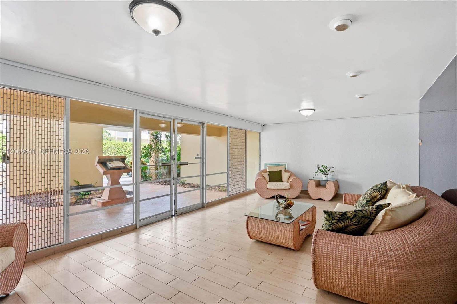CARAVEL CONDO · #401 in Fort Lauderdale - Photo 2