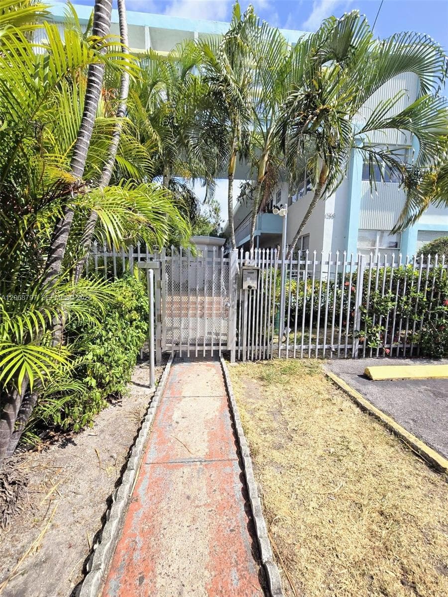 MARSEILLES DECO CONDO · #21 in Miami Beach - Photo 5
