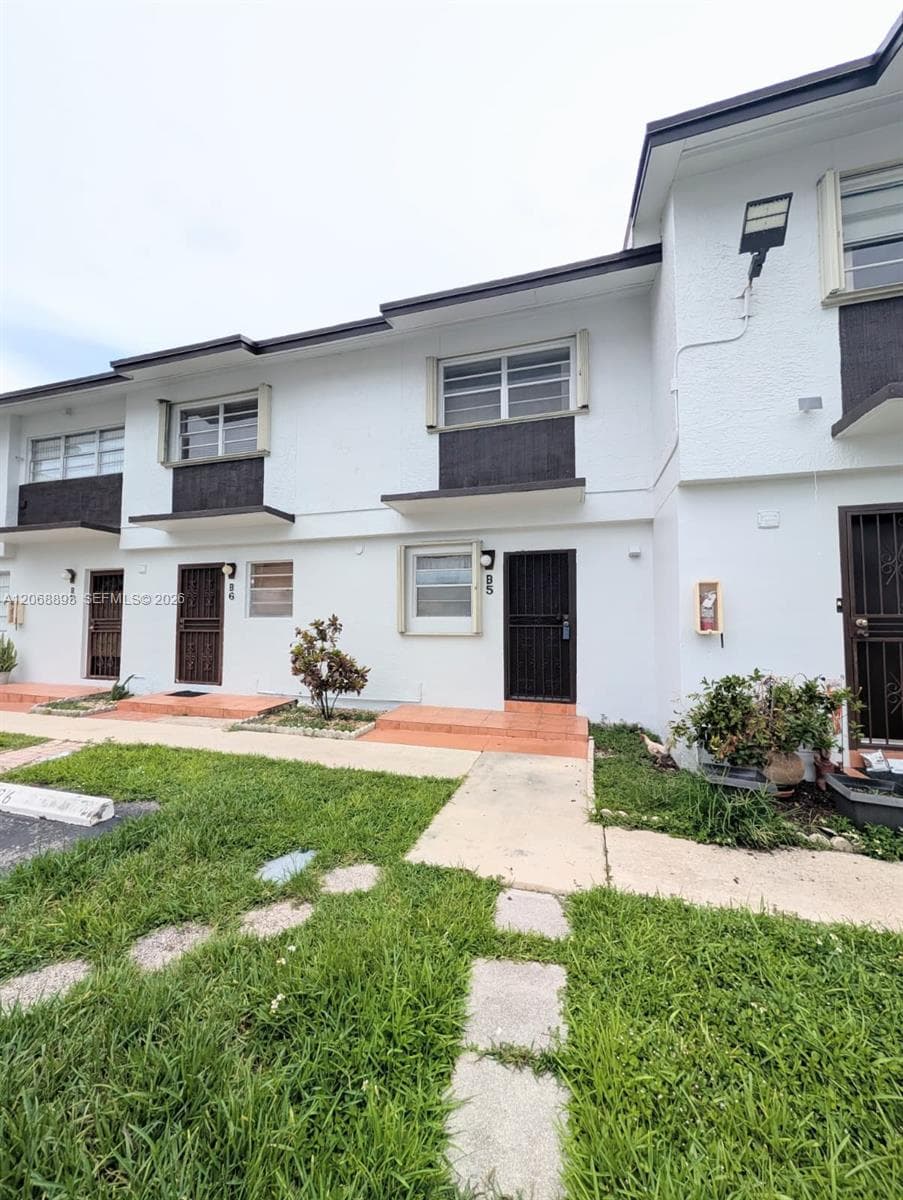 21 SW 109th Ave #B5 photo 2