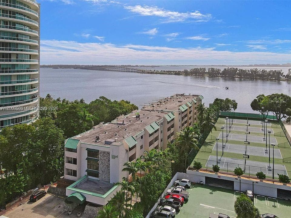 BRICKELL MAR CONDO · #96 in Miami - Photo 2