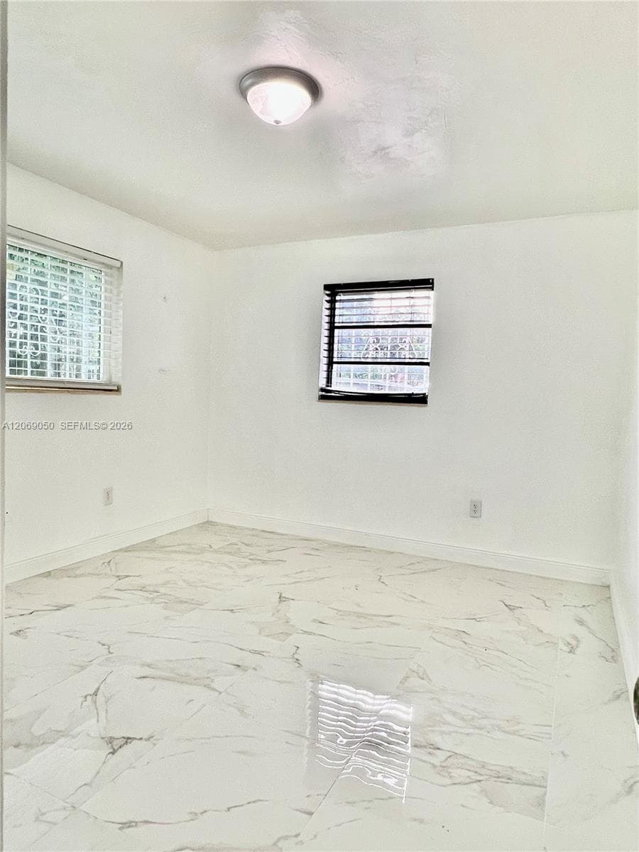 321 NE 170th St photo 16