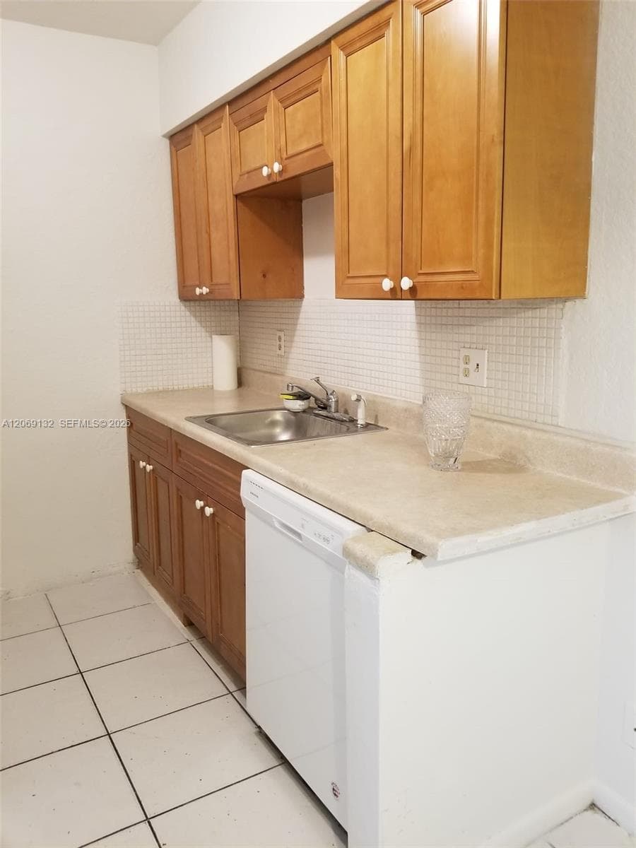 PARK SIDE MANOR D CONDO I · #18 in Hallandale Beach - Photo 14