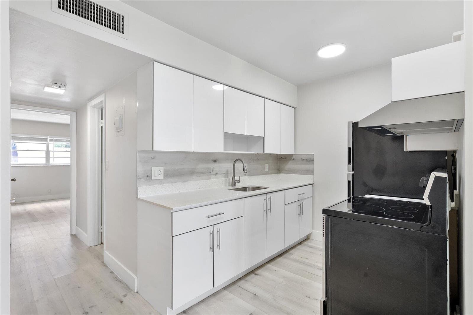 15-1638 Plunkett St_015