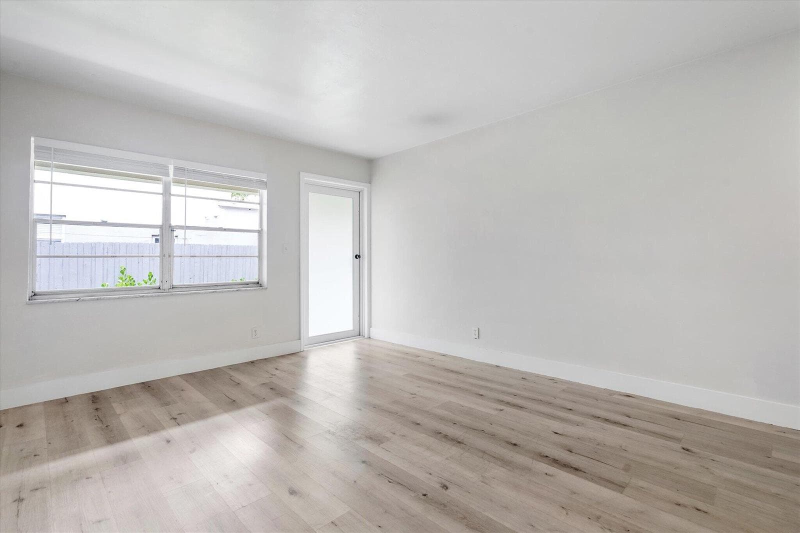 11-1638 Plunkett St_011