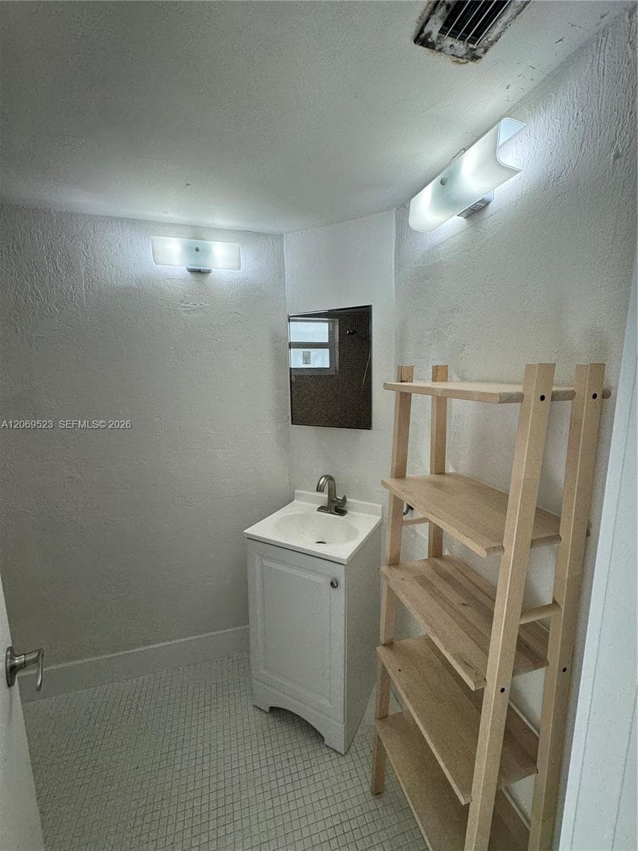 SECOND FORUM CONDO · #C305 in Miami - Photo 17