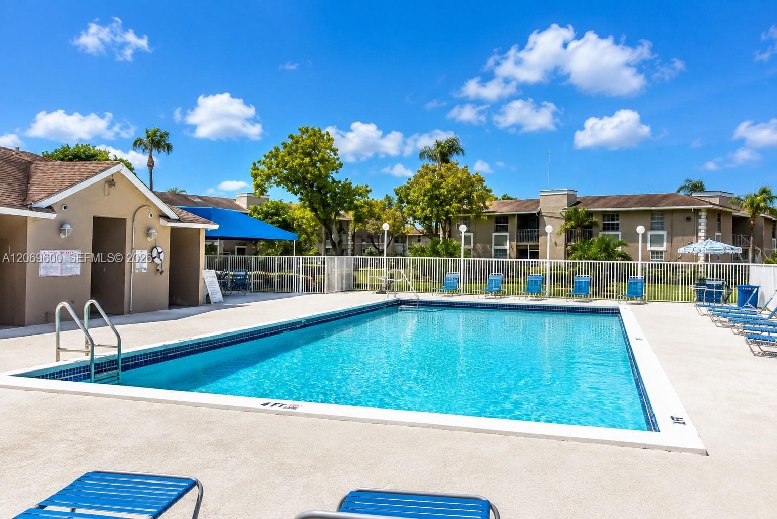 Communal Swimming pool - Great to spend the day in Miami !