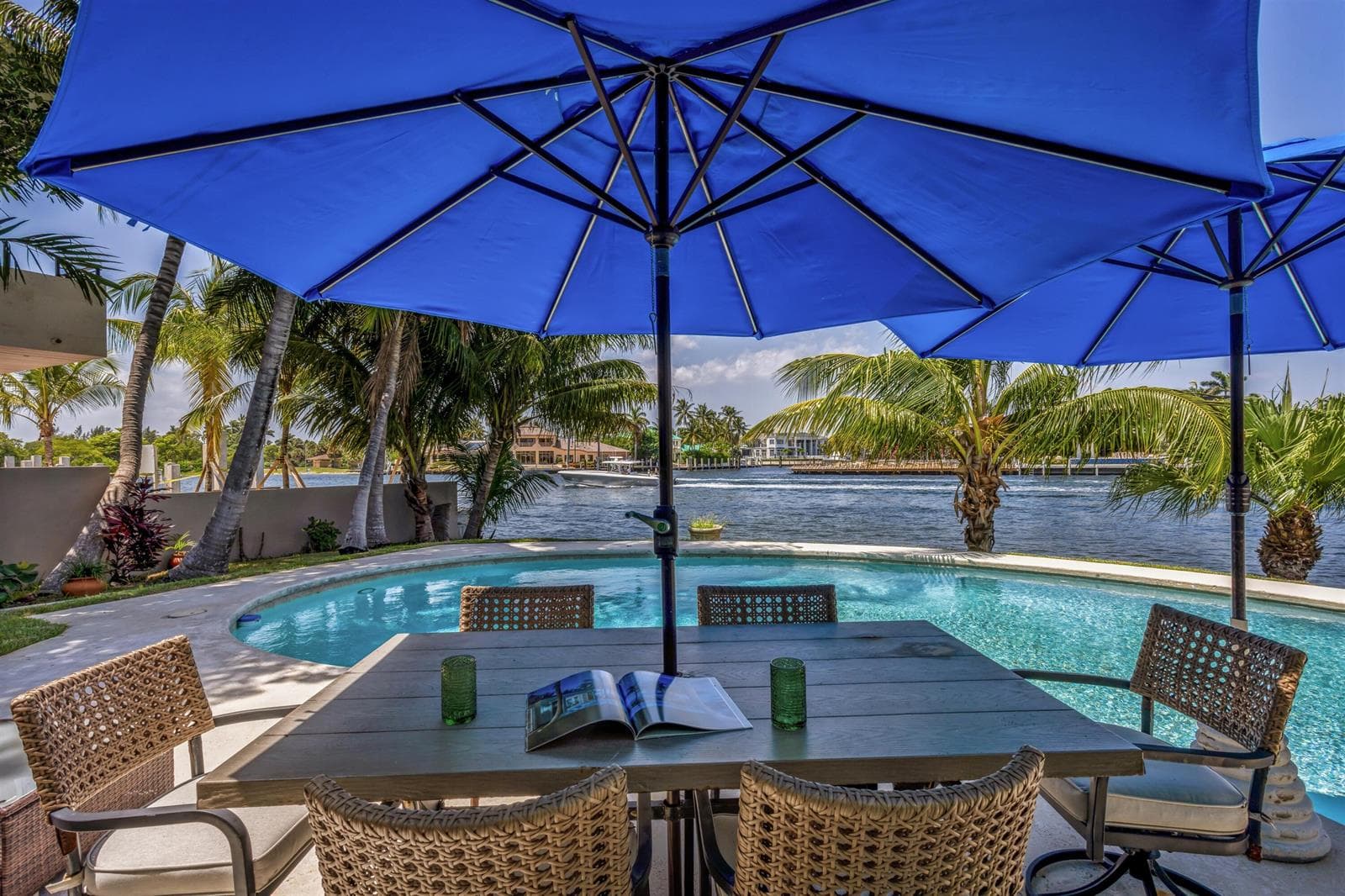 POOLSIDE_DINING