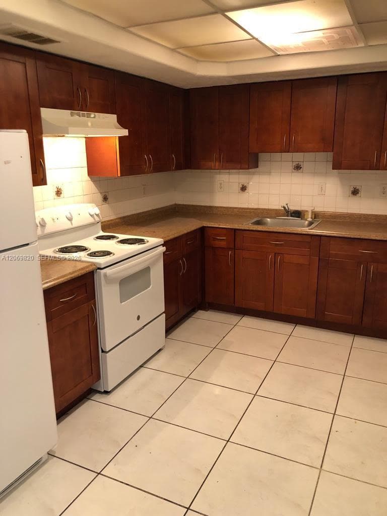 SAMARI LAKE EAST CONDO · #1239 in Hialeah Gardens - Photo 5