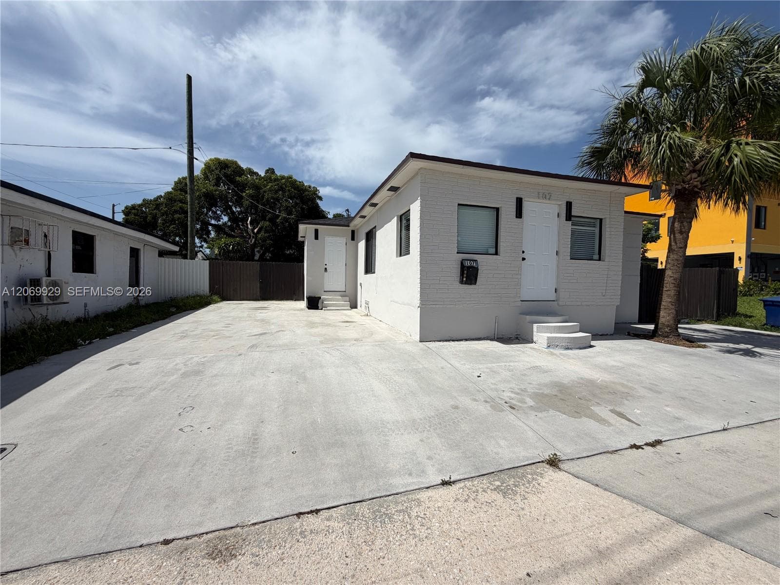 107 W Pembroke Rd #0 photo 2