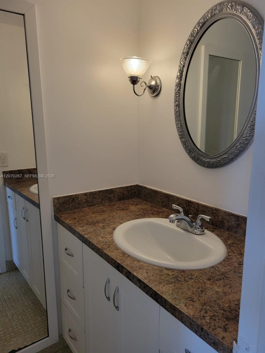CARLYLE PLAZA CONDO · #604 in Miami Beach - Photo 17