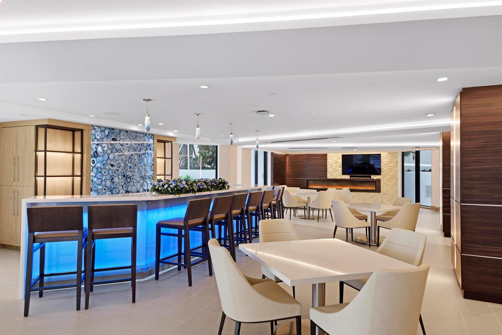Dining & Bar