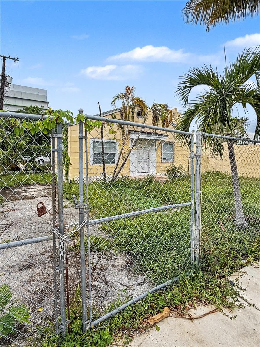 2728 NW 3rd St photo 8