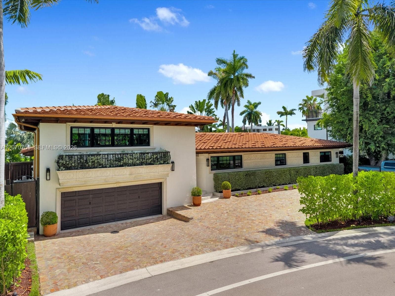 287 Palm Ave photo 2