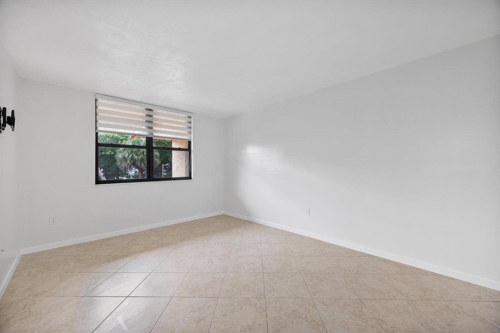 11-740 NE 199 St APT 205G_011