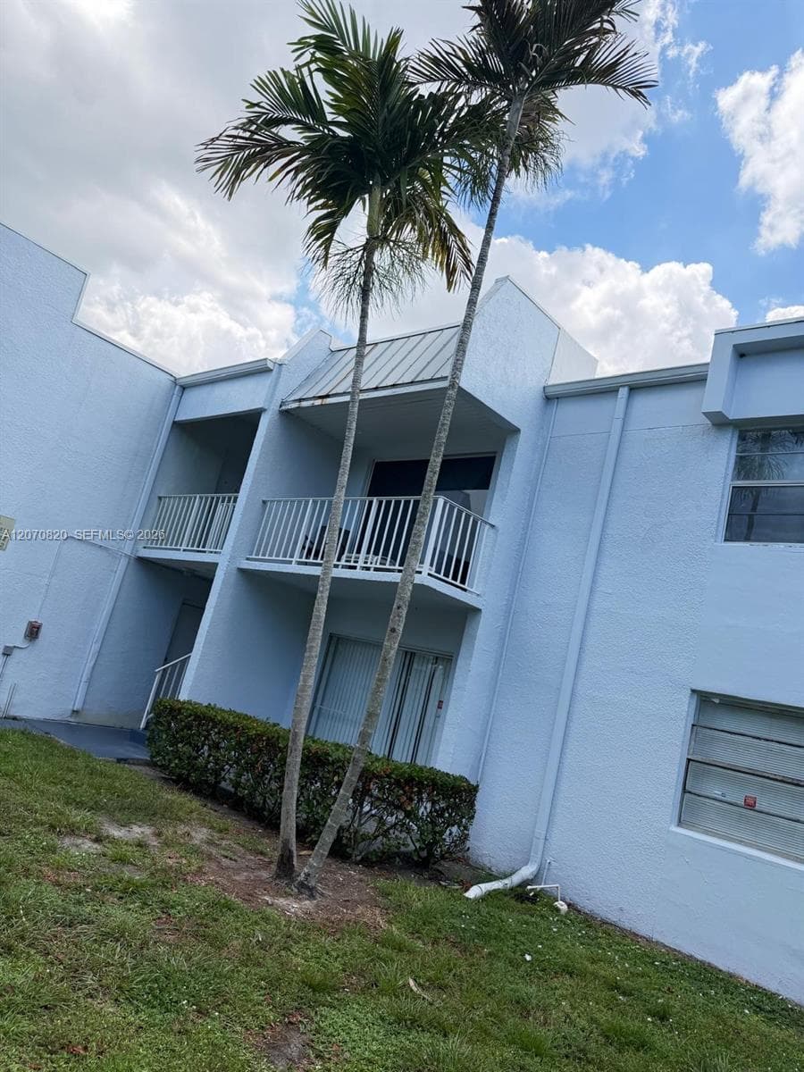 CLEAR LAKE PALMS CONDO · #109 in West Palm Beach - Photo 12