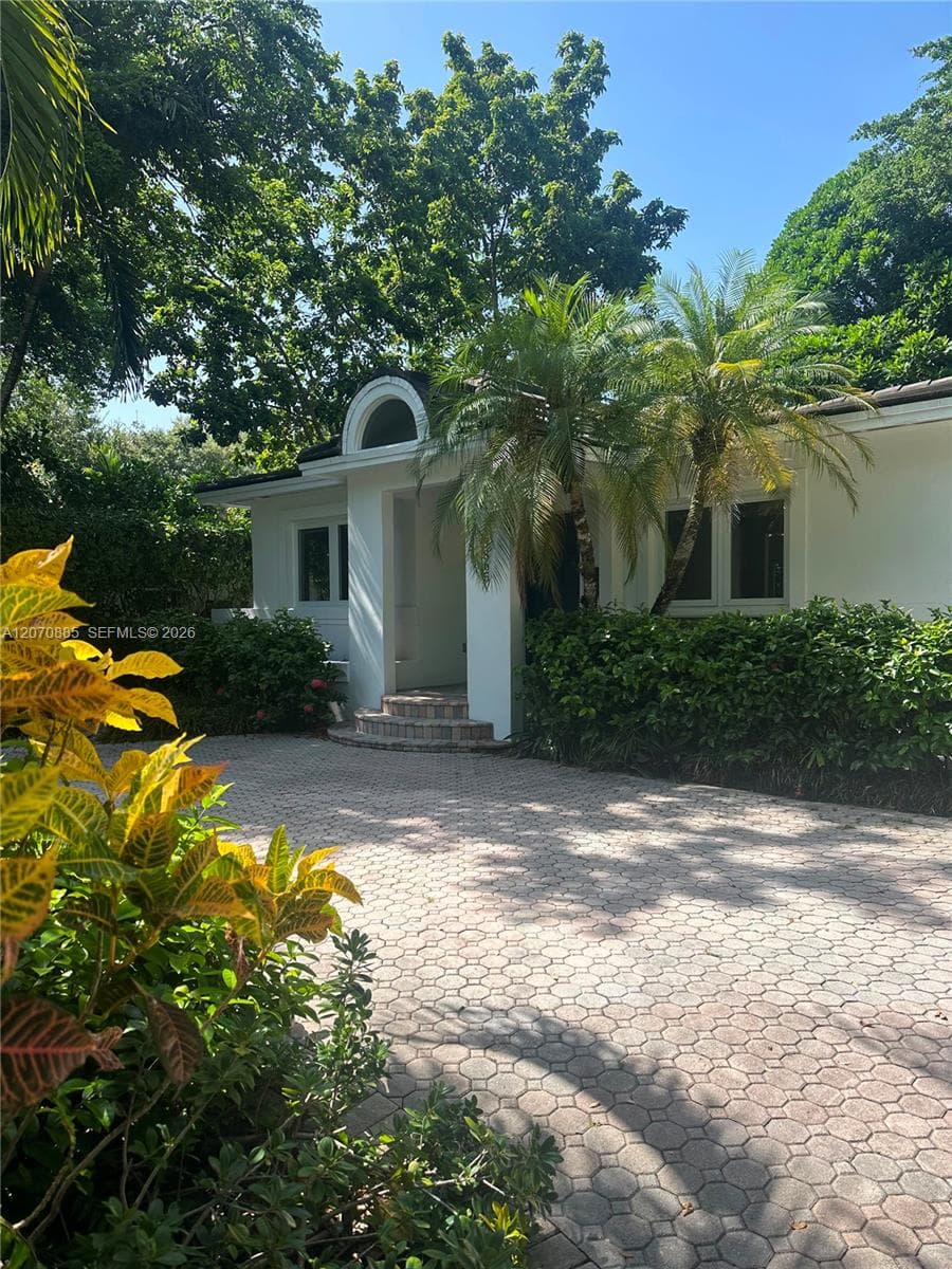 3865 Poinciana Ave photo 2