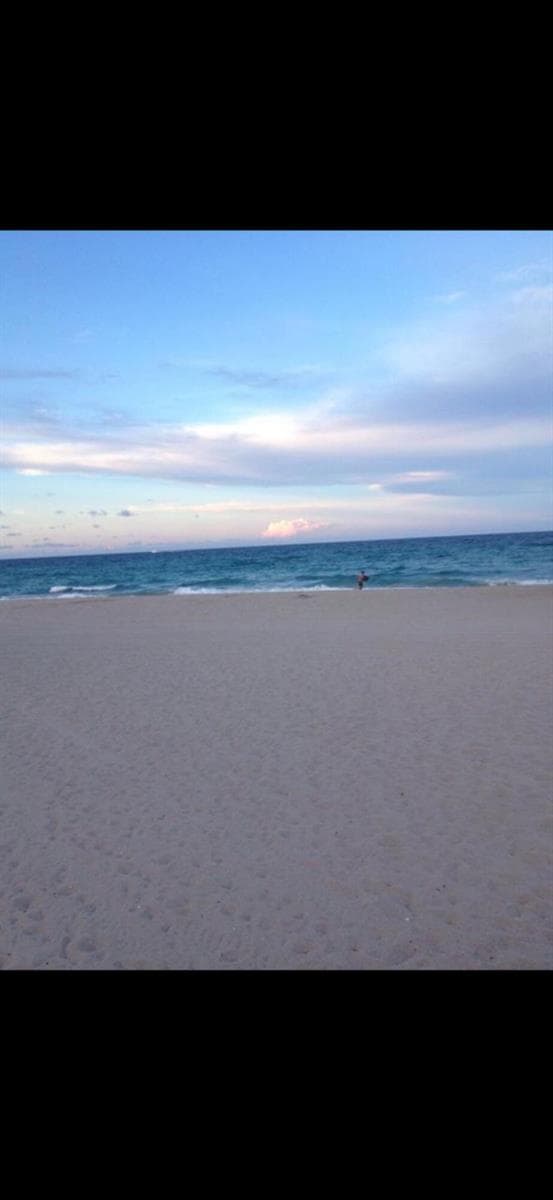 minutes from Hollywood beach
