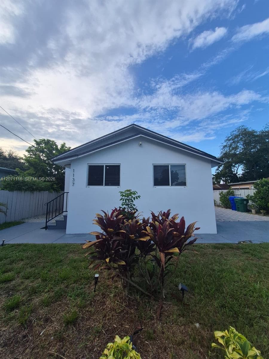 1137 NW 55th St photo 1