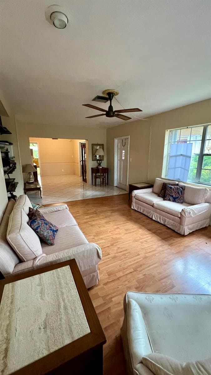 Living Room/Den