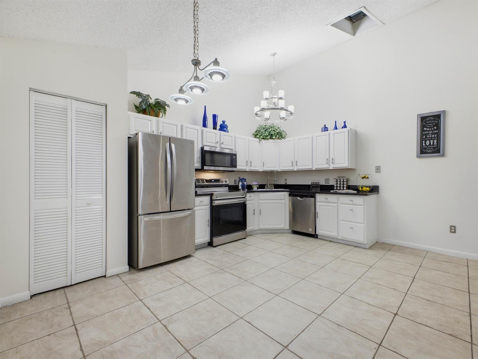 Eat-in-Kitchen