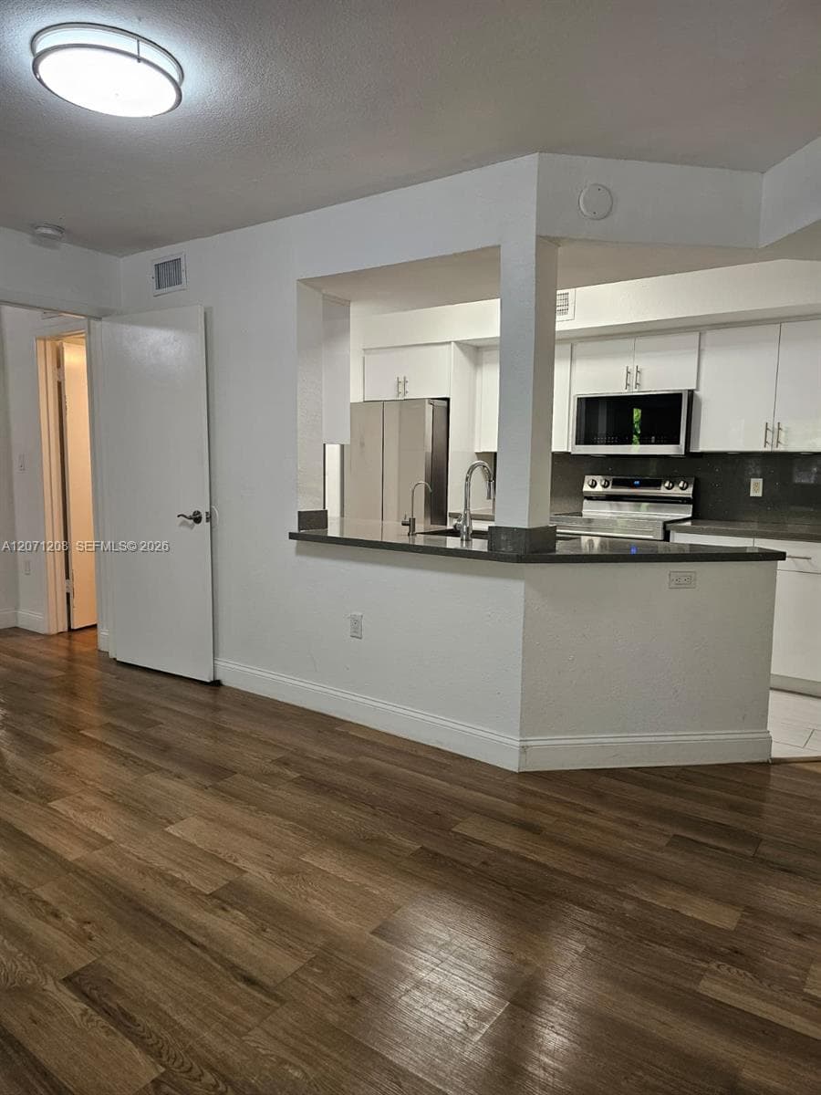BISCAYNE BEACH CLUB CONDO · #7210 in Miami - Photo 3