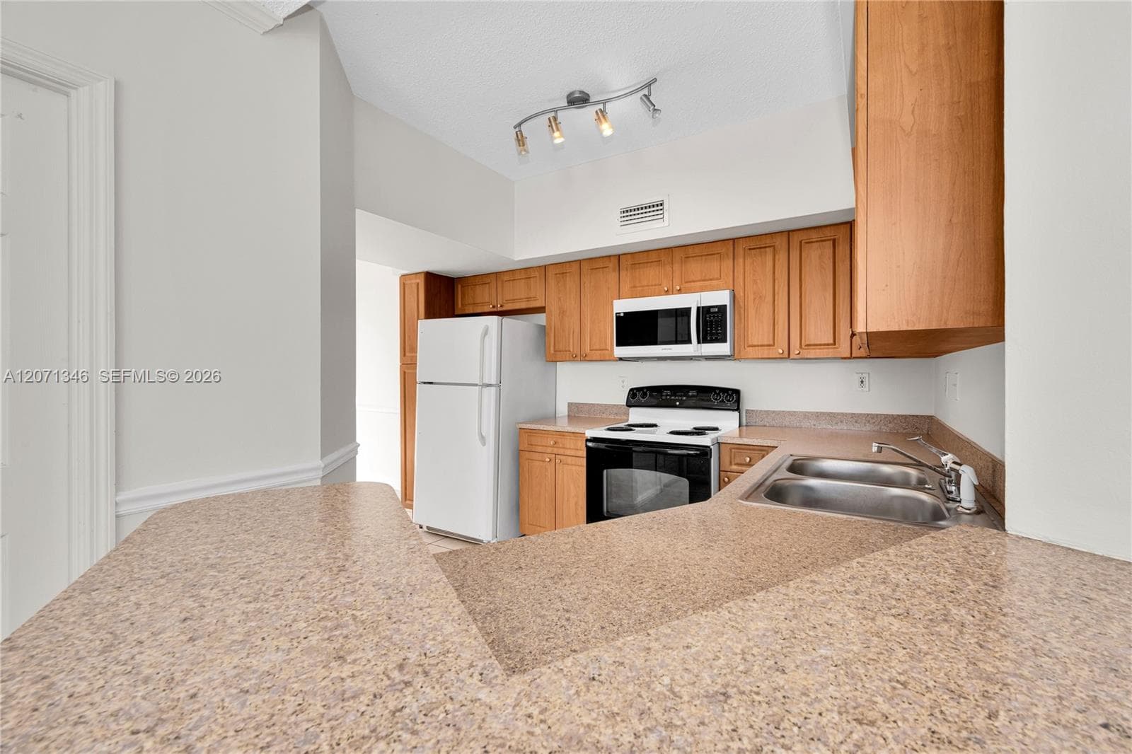 UNIVERSITY INN CONDO · #2413 in Coral Gables - Photo 8