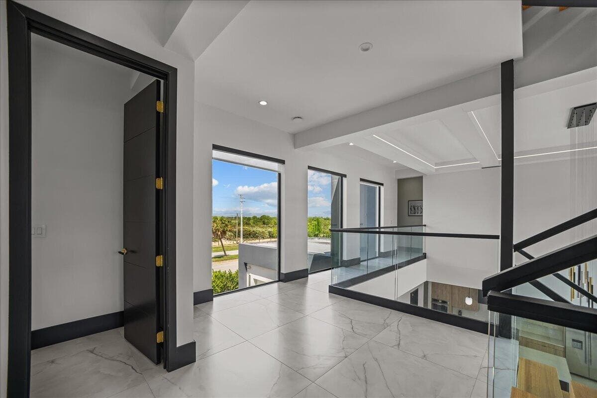 2ND FLOOR LANDING