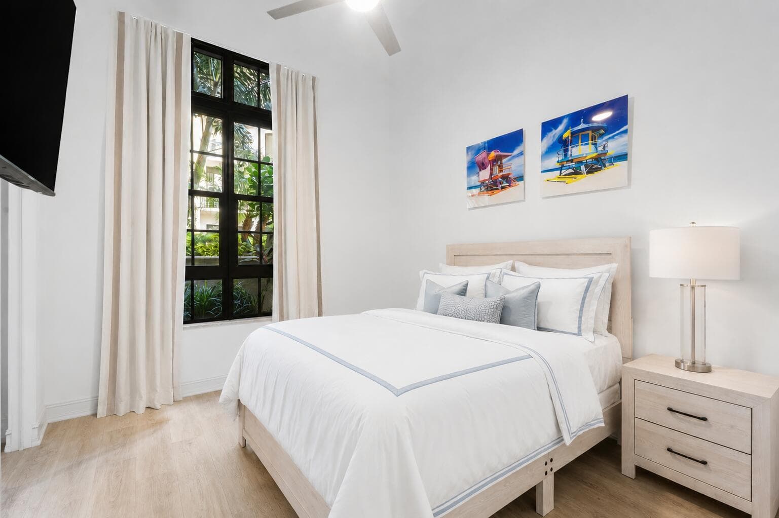 505-Guest Bedroom w/ 14' Ceilings
