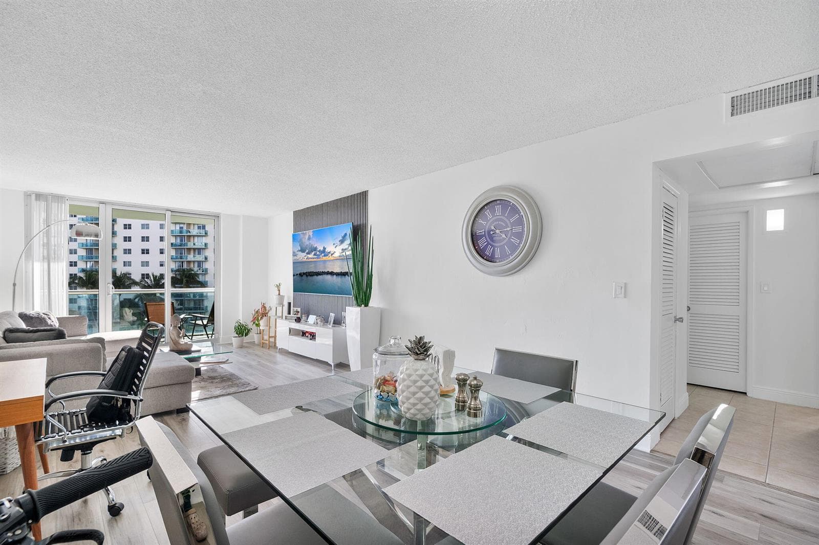 Dining – balcony perspective