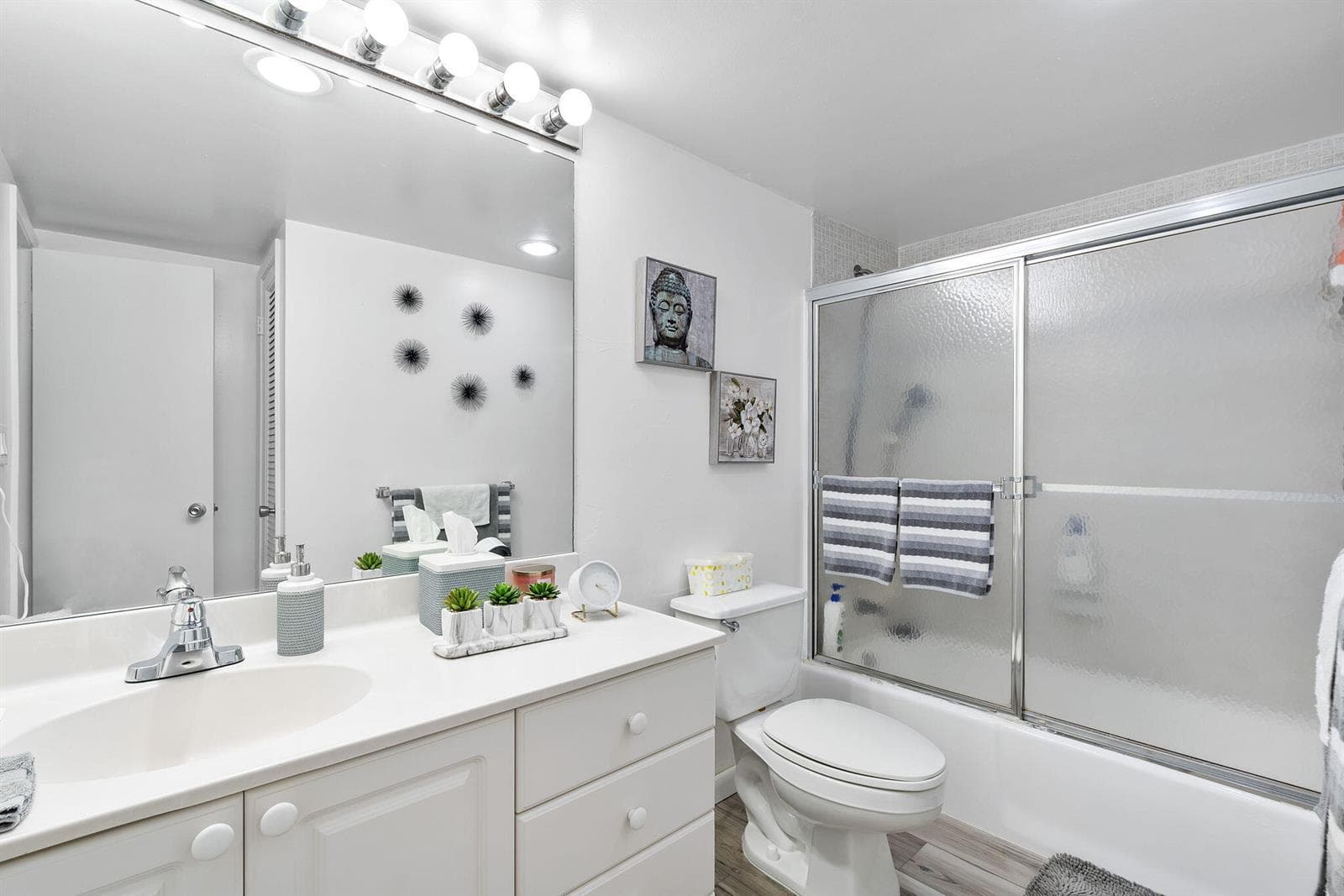 Full bath, bright and clean