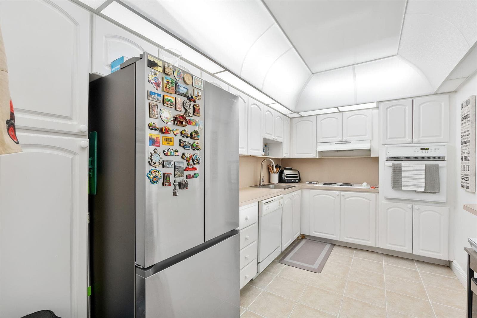 Kitchen with vintage ceiling