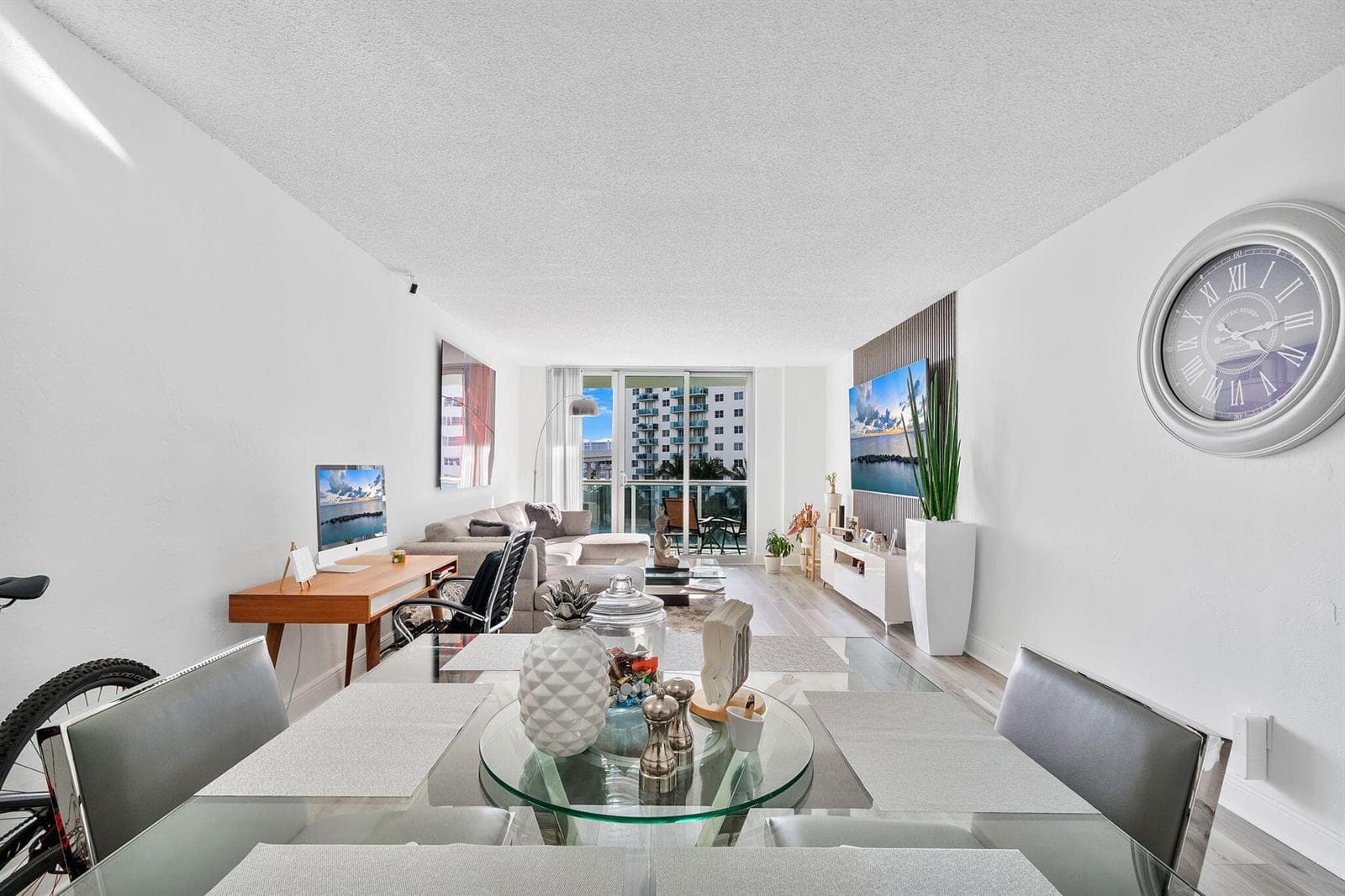 Open dining – airy layout