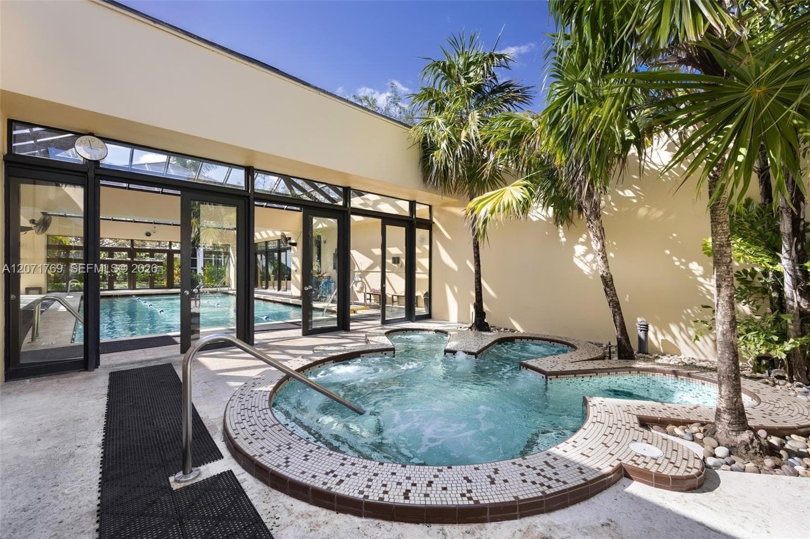spa outdoor jacuzzi and cold-plunge area