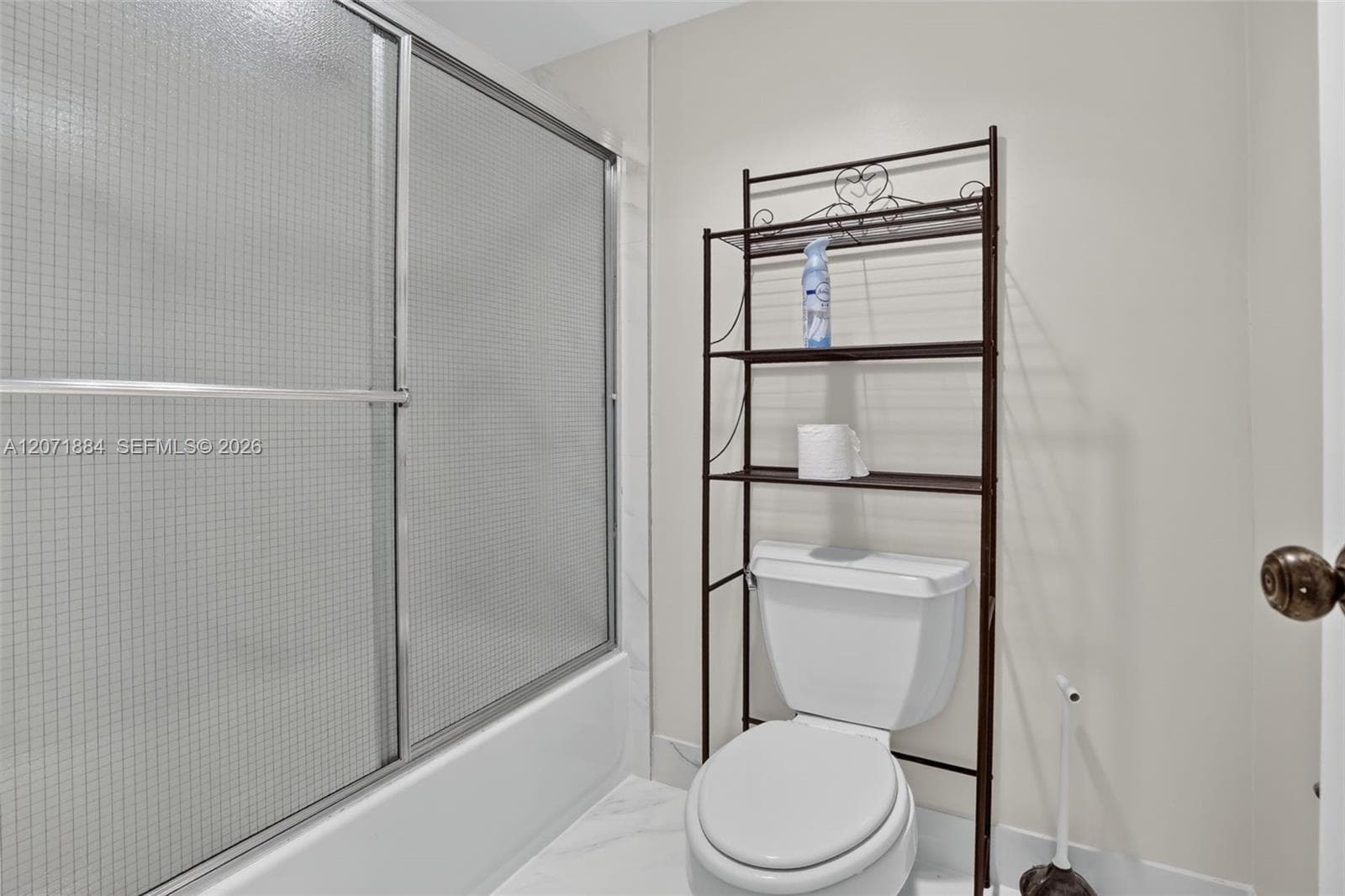 MASTER BEDROOM BATHROOM