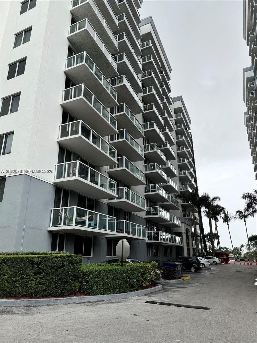 Blue Lagoon Condo · #615 in Miami - Photo 2