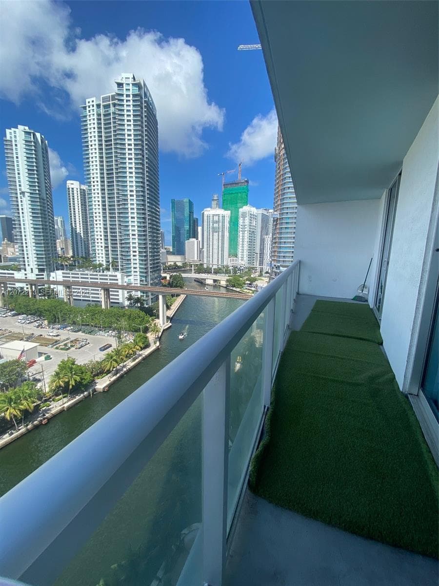 Latitude on the River · #1607 in Miami - Photo 9