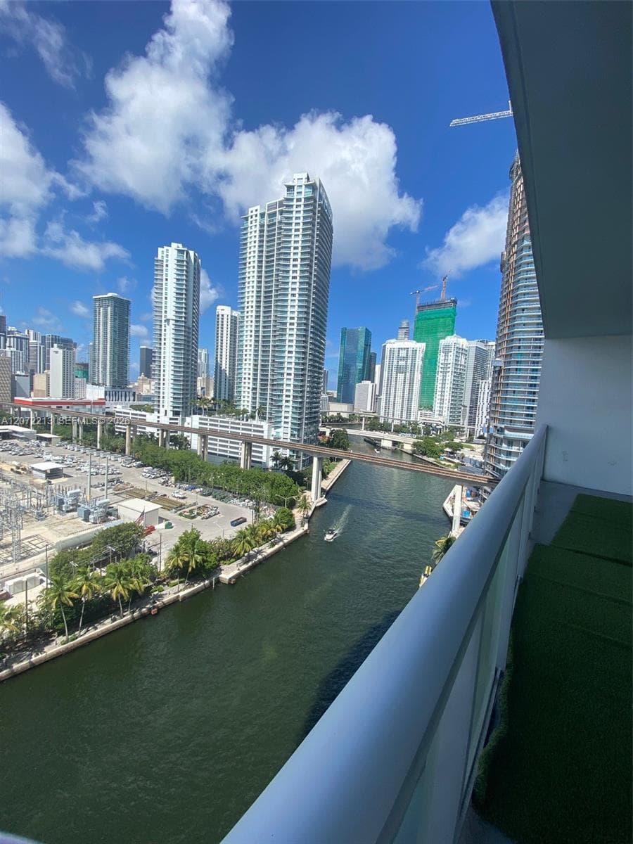 Latitude on the River · #1607 in Miami - Photo 10