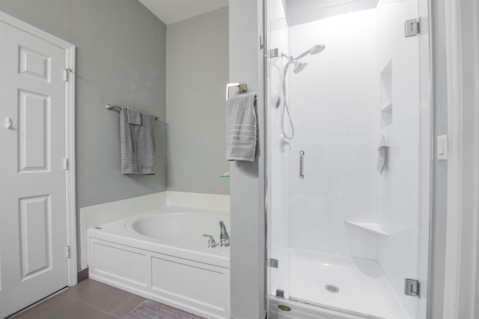 Separate bathtub and shower