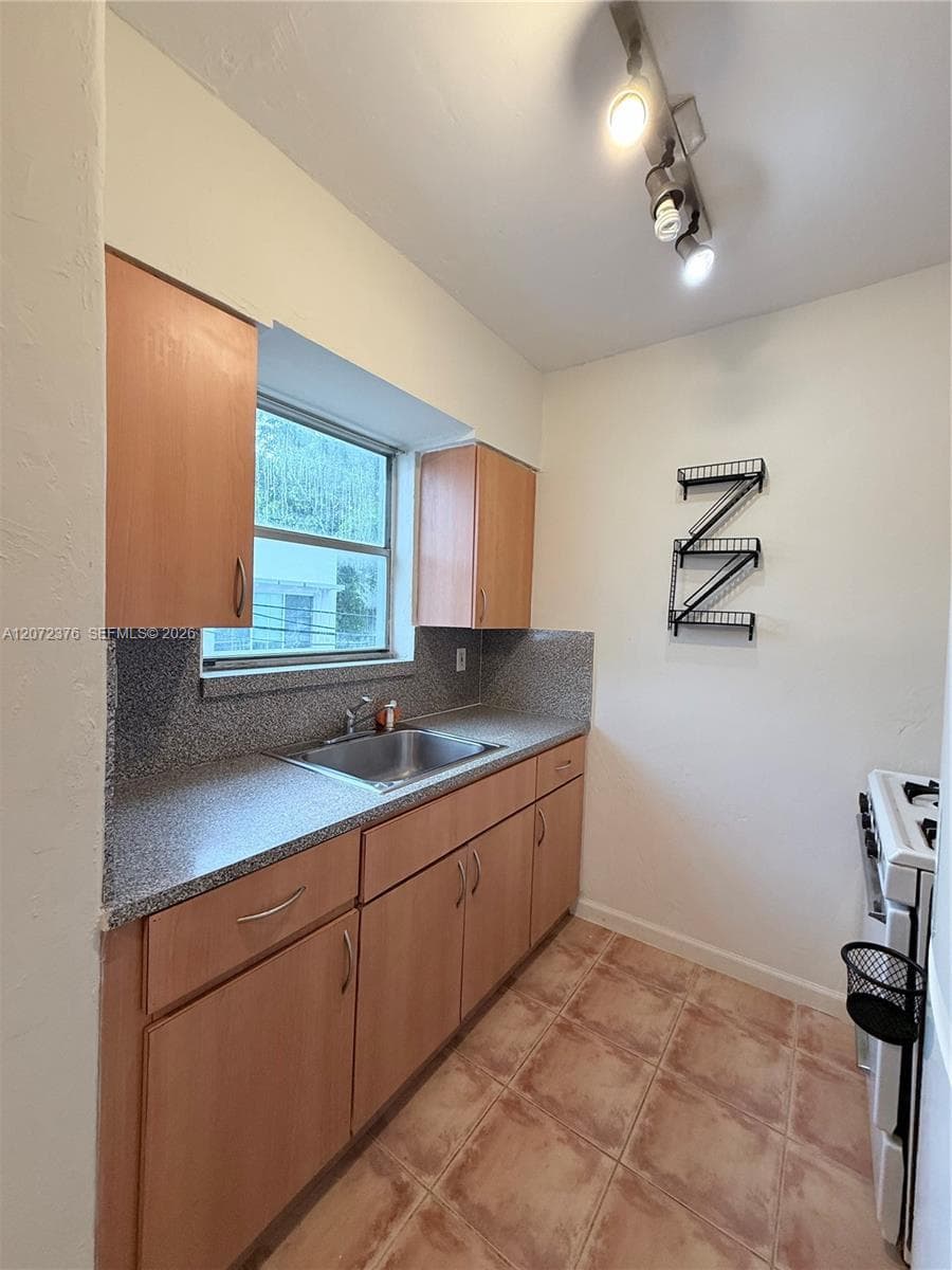 THE CORONET CONDO · #16 in Miami Beach - Photo 11