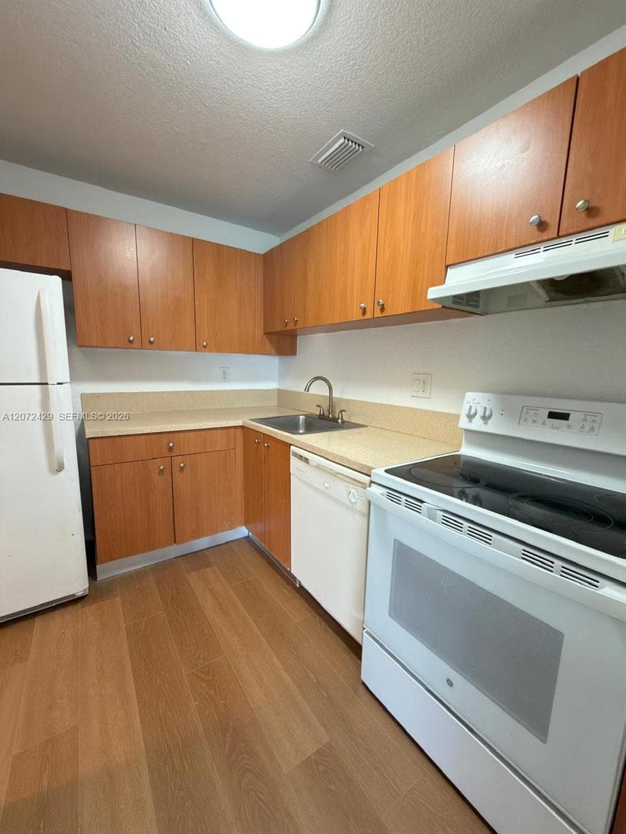 Clear Lake Palms Condo · #109 in West Palm Beach - Photo 9