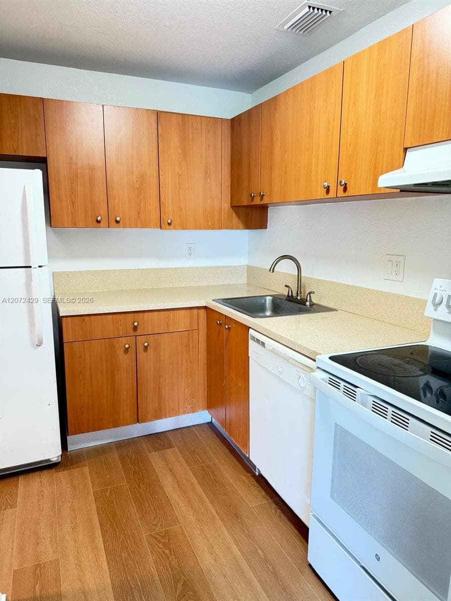 Clear Lake Palms Condo · #109 in West Palm Beach - Photo 10