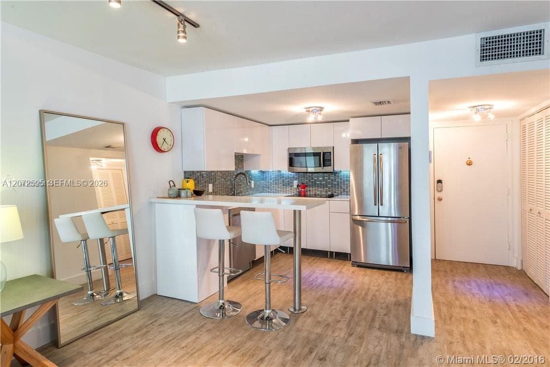 Ocean Point Condo · #408 in Miami Beach - Photo 8