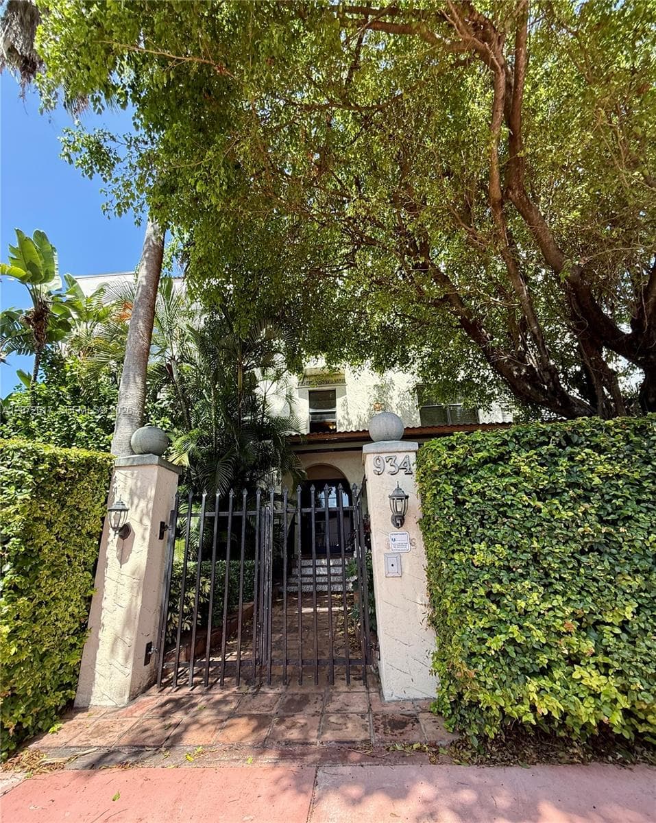 VENETIAN MANOR · #304 in Miami Beach - Photo 28