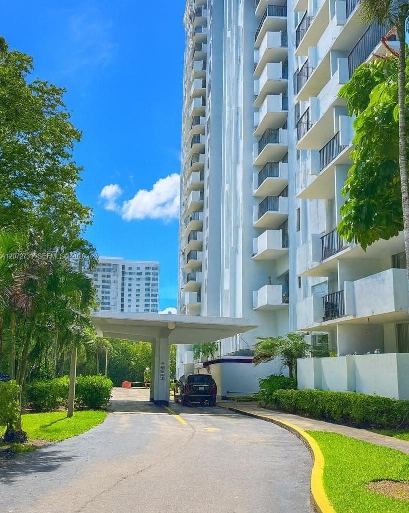 COMMODORE PLAZA CONDO · #717 in Aventura - Photo 19