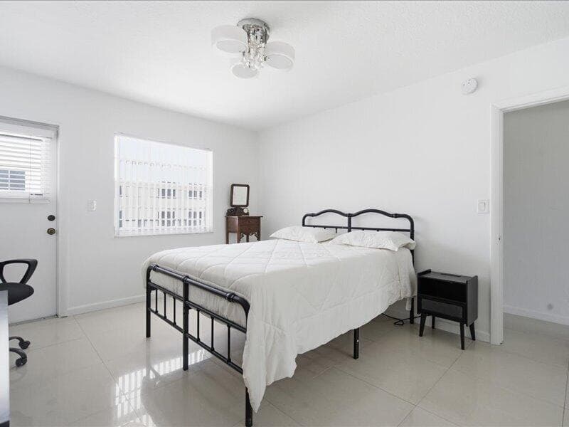 09-525 Meridian Ave apt 305_009